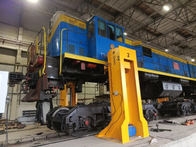 Домкратная установка на 160 тонн поднимает тепловоз